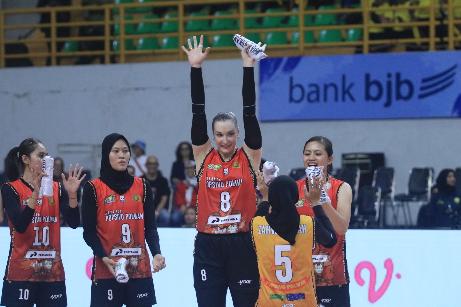 Tim putri Jakarta Popsivo Polwan menang atas Jakarta Pertamina Enduro dengan skor 3-0 (25-14, 25-17, 25-21) pada laga kedua seri kedua putaran kedua di GOR Si Jalak Harupat, Bogor, Kamis (6/6/2024)