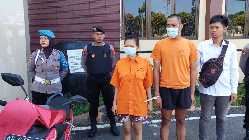Kepolisian menunjukkan barang bukti yang digunakan pasutri untuk melakukan aksi pencurian.