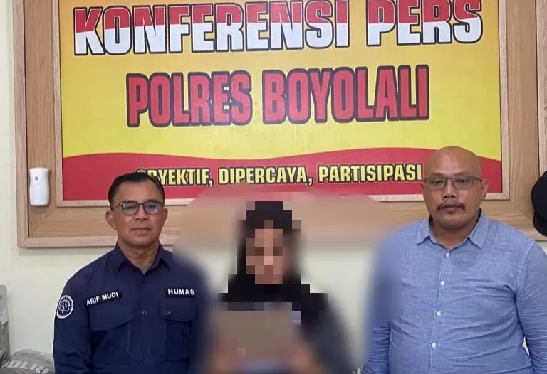 LRN, siswi SMA di Simo, Boyolali memberikan klarifikasi di Mapolres Boyolali terkait laporan palsu telah menjadi korban begal, Kamis (6/6). (Ragil Listiyo/Radar Solo)