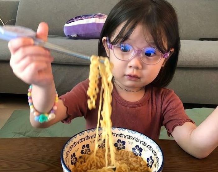 Ilustrasi anak dan mie instan (pinterest)