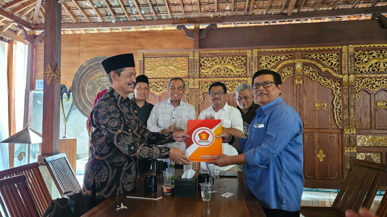 AMBIL FORMULIR: Eks Wakil Bupati Magelang Edi Cahyana (baju batik berpeci) saat mengambil formulir penjaringan bakal calon bupati lewat partai Gerindra.