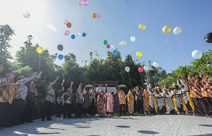 Lansia mengikuti peringatan hari lanjut usia nasional (HLUN) ke-28 di Limasan Klampox, Sendangtirto, Brebah, Sleman, Kamis (6/6).