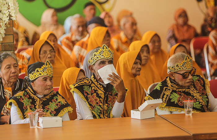 Lansia mengikuti peringatan hari lanjut usia nasional (HLUN) ke-28 di Limasan Klampox, Sendangtirto, Brebah, Sleman, Kamis (6/6).
