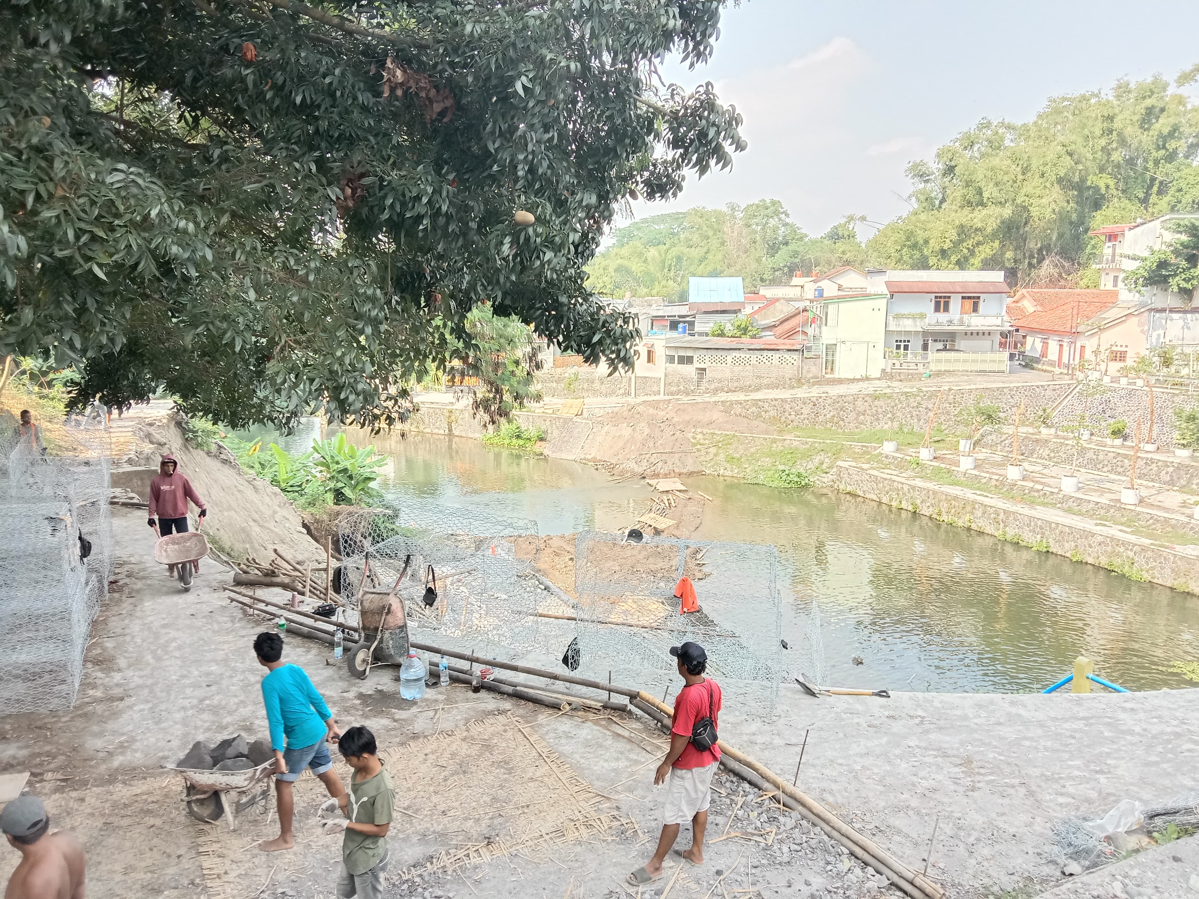 Proses perbaikan talut Embung Tambakboyo yang longsor