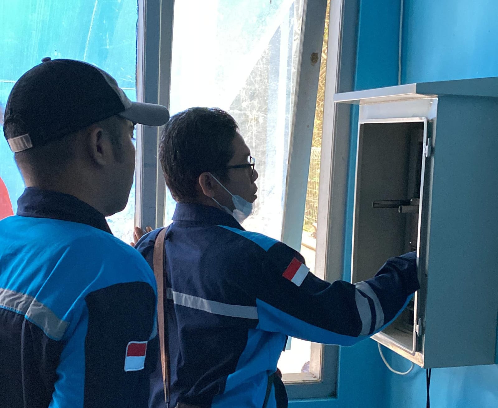 TEKNOLOGI - Petugas IT PDAM Tirta Handayani Gunungkidul sedang memasang rangkaian IOT (internet Of Thing) di rumah panel Reservoir Bunder pada (5/6/2024)
