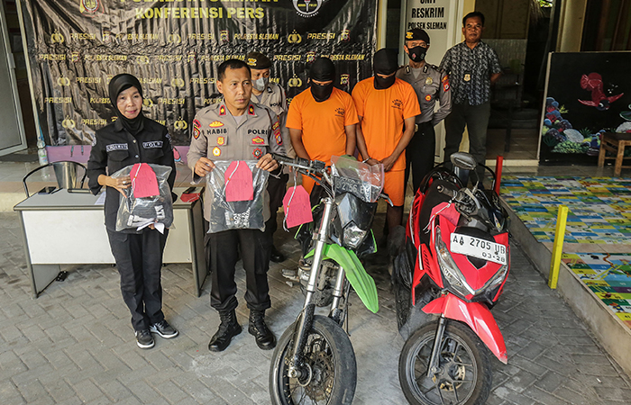 DICOKOK: Tersangka pencurian sepeda motor di Padukuhan Murangan VII, Triharjo, Sleman saat dihadirkan di Mapolsek Sleman Jumat&nbsp;(7/6).