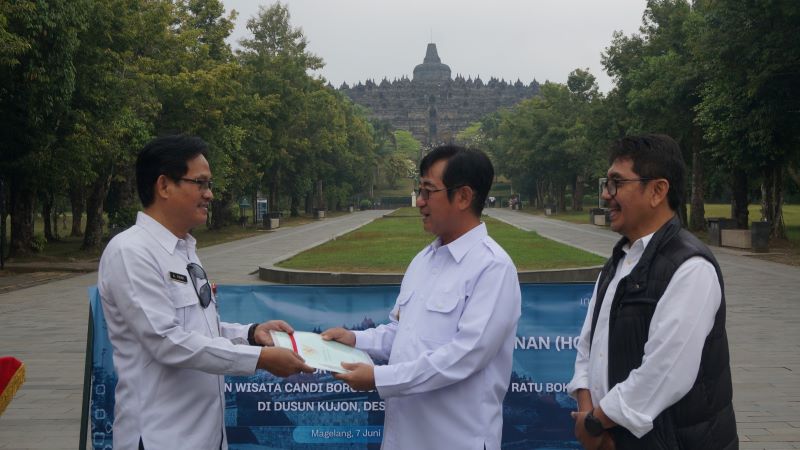 SIMBOLIS: Kepala Kantor BPN Kabupaten Magelang (kiri) saat menyerahkan sertifikat HGB tanah di area Kampung Seni Borobudur kepada pj bupati Magelang (tengah), Jumat (7/6/2024).