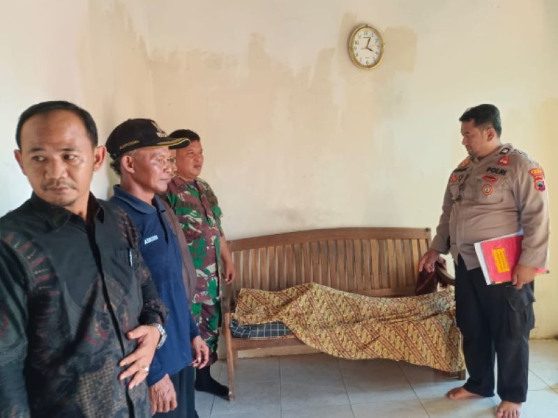 BERDUKA : Jajaran Polsek Klirong mendatangi rumah duka usai menggelar olah tempat kejadian perkara di lokasi meninggalnya bocah di saluran irigasi.