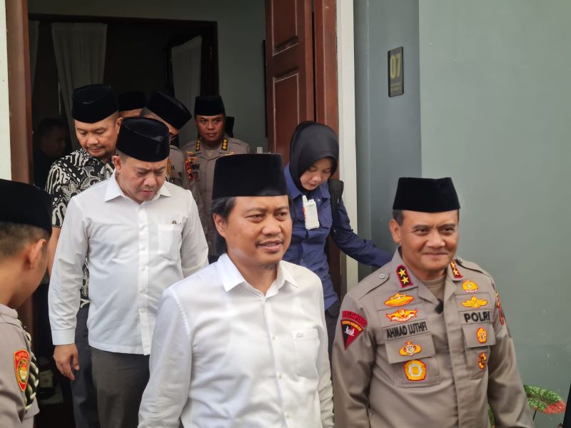 TEGUR SAPA: Gus Yusuf menyambut kedatangan Kapolda Jateng di kompleks Asrama Perguruan Islam, Ponpes Salaf Tegalrejo, Magelang, Jumat (7/6/2024).