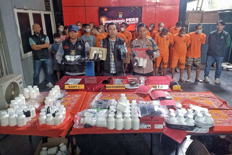 Jajaran Polresta Jogja saat menunjukkan barang bukti dan menghadirkan tersangka tindak pidana penyalahgunaan narkoba dalam jumpa pers di Mapolresta Jogja, Jumat (7/6/2024).