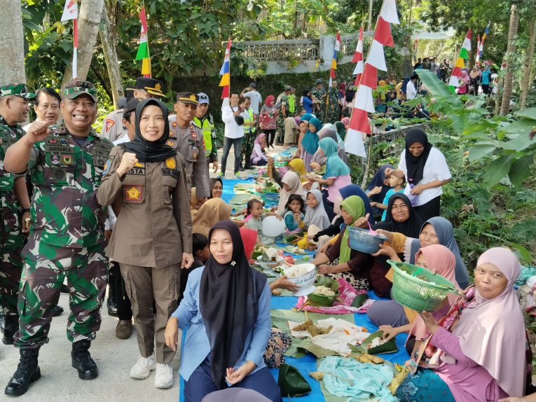 WUJUD SYUKUR : Wakil Bupati Kebumen Ristawati Purwaningsih didampingi Dandim Kebumen mengjadiri kenduri syukuran jalan mulus di Desa Jembangan, Kecamatan Poncowarno.