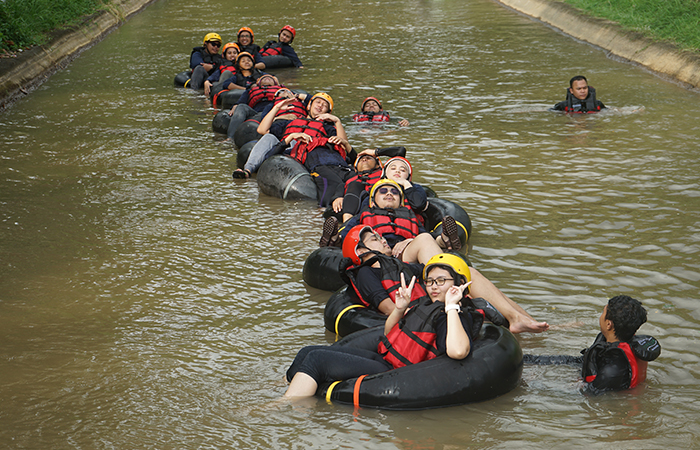 Seru: Pengunjung tampak menikmati River Tubing di area Saluran Mataram.