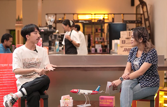 MENGINSPIRASI: Owner Space Roastery William Christiansen (kiri) menceritakan perjalanan bisnis roastery belum lama ini.