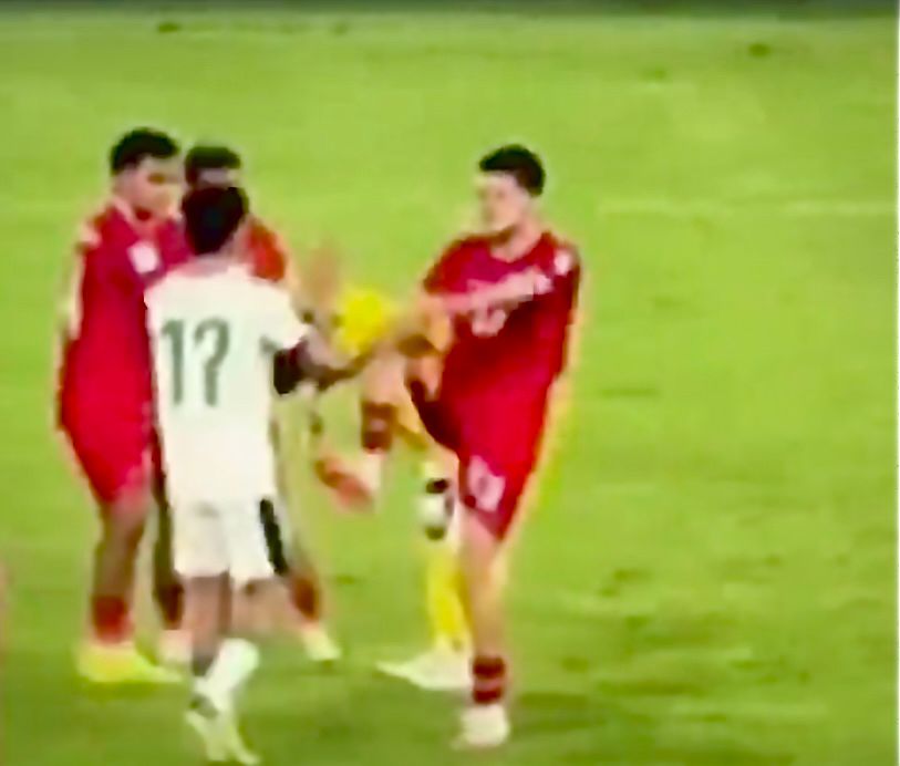 Justin Hubner menendang pemain Iraq seusai laga