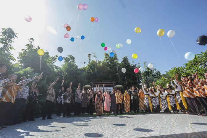 pelepasan 28 balon yang dilepaskan oleh para lansia dan juga Kepala Dinas Sosial DIY