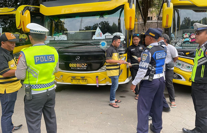 BIAR AMAN - Petugas saat melakukan pemeriksaan dokumen dan kelayakan kendaraan angkutan wisata di wilayah Pantai Selatan Gunungkidul