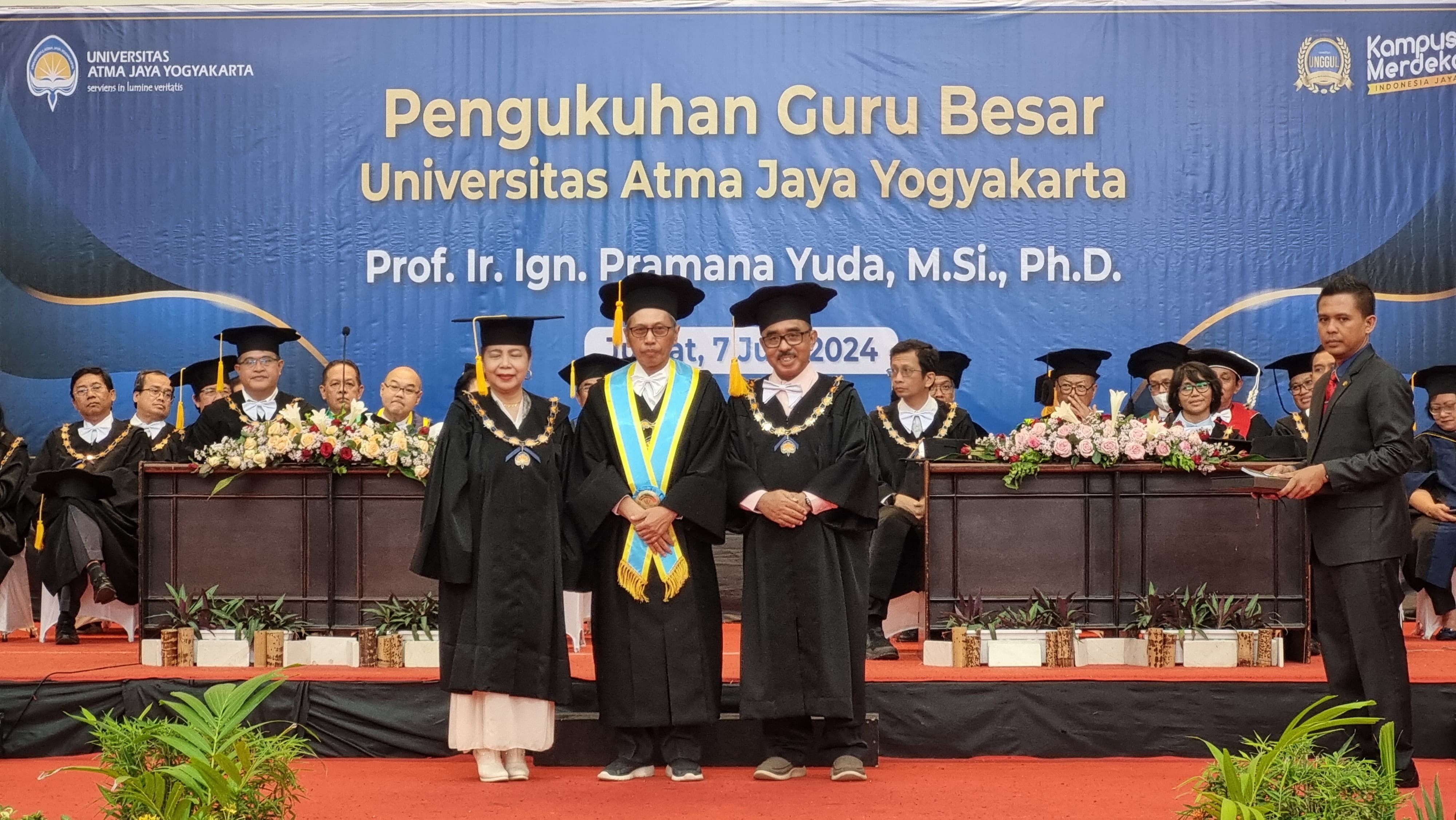 Sesi pengukuhan guru besar baru UAJY bidang Biologi Prof. Ir. Ign. Pramana Yuda  &nbsp;