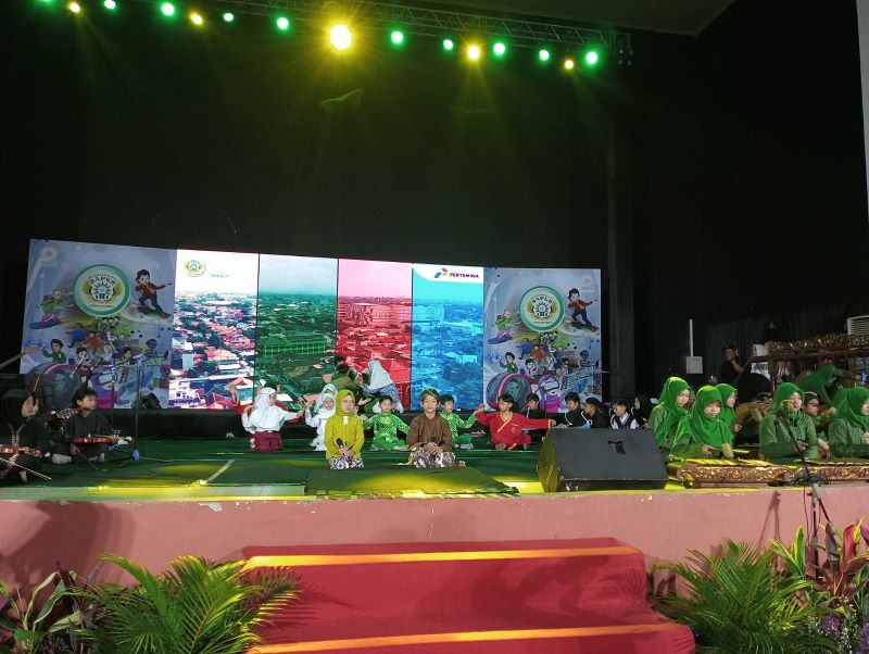 Para siswa SD Muhammadiyah Sapen saat melakukan pentas seni, di Gedung Multi Purpose, UIN Sunan Kalijaga, Sabtu (8/6/2024)