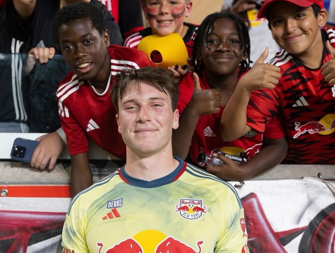 Selebrasi pemain New York Red Bulls bersama para penggemar usai mencetak gol (ig newyorkredbulls)