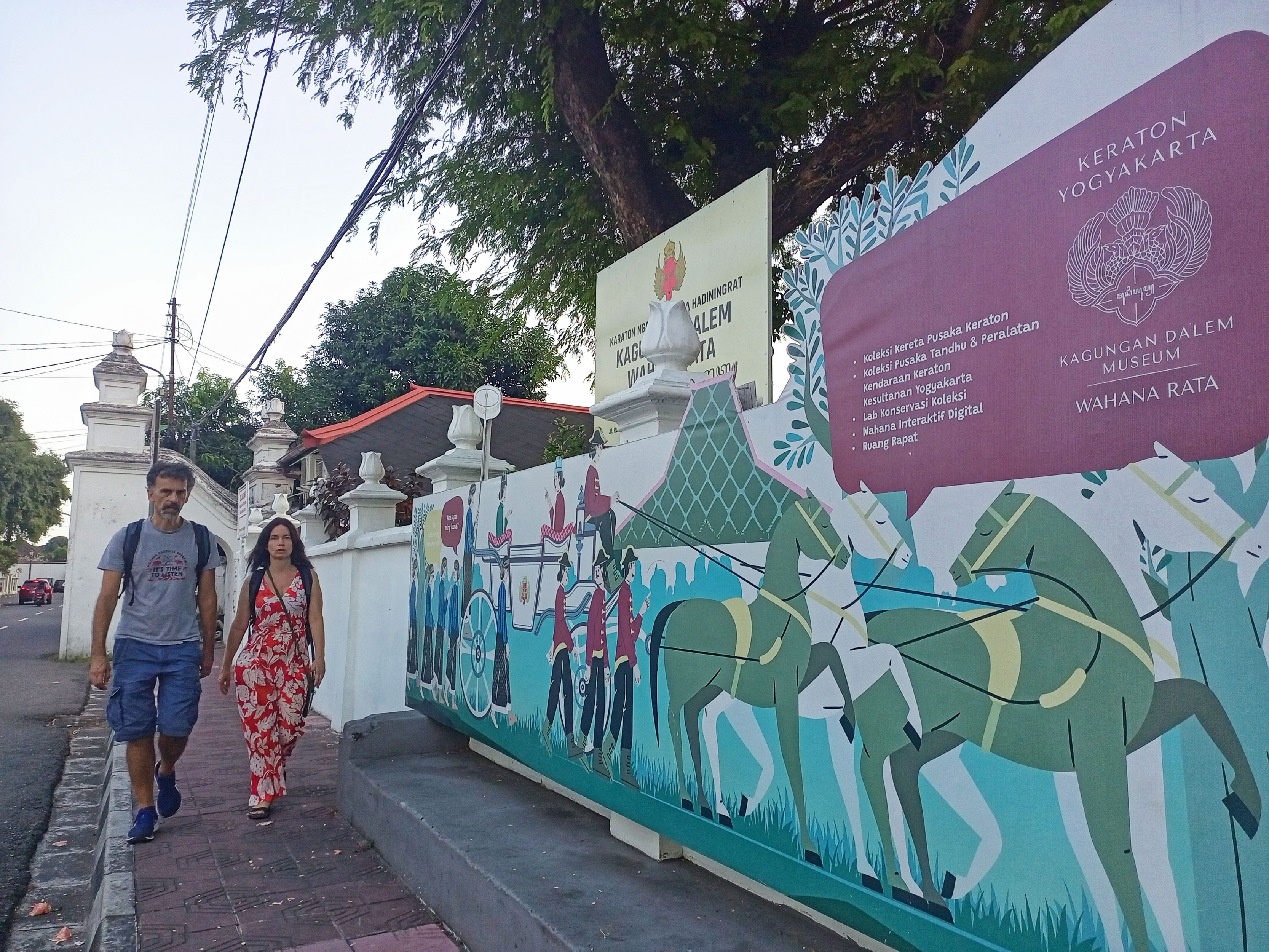 ENJOY IN JOGJA: Wisatawan mancanegara melintas di depan Museum Kereta Keraton Jogja, kemarin (9/6). (Guntur Aga Tirtana/Radar Jogja)