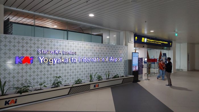 Penumpang Bandara YIA sedang melakukan aktivutas.