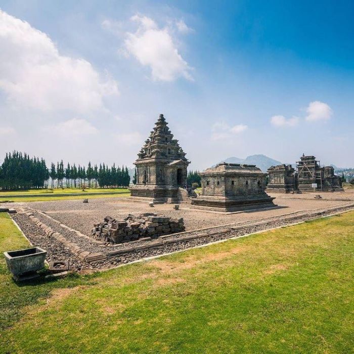 Candi Arjuna Dieng (Pinterest)