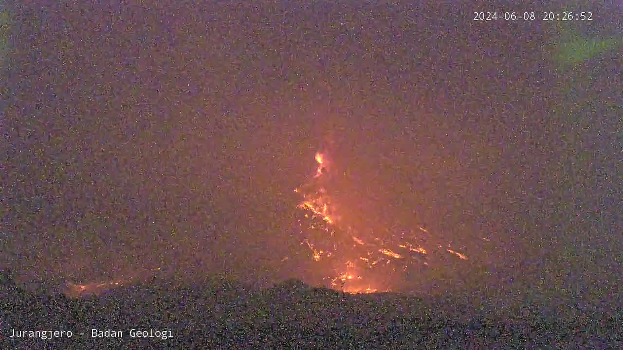 Awan panas guguran Merapi teramati dari CCTV Badan Geologi di Jurangjero. Terjadi pada Sabtu (8 Juni 2024) pukul 20.26 WIB. (BPPTKG)