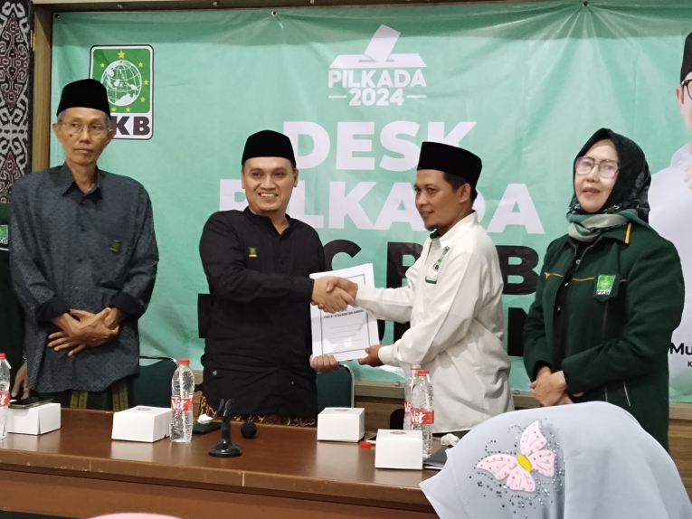 KANDIDAT : Gus Hakim (kemeja hitam) mengambil formulir pendaftaran bakal calon wakil bupati (Bacawabup) di Kantor DPC PKB Kebumen.