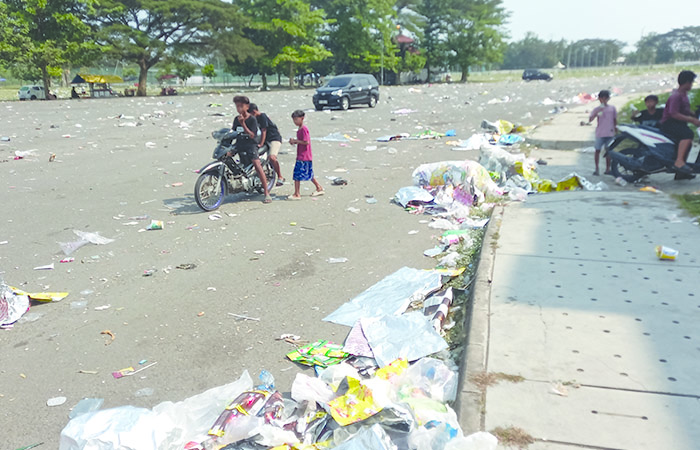 BERSERAKAN: Sampah yang tersebar di sekitar Stadion Sultan Agung (SSA) kemarin (8/6). Sampah ini diketahui ada usai agenda salawatan pada Sabtu (8/6) malam. (Khairul Ma