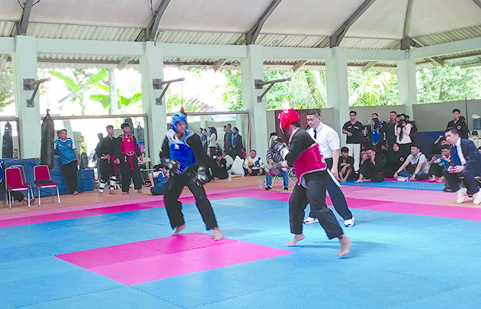 &nbsp;FOKUS: Para atlet saat latihan tanding untuk bersiap menuju Pekan Olahraga Nasional (PON) 2024 di Hapkindo Training Center, Bantul Minggu (9/6). (Rizky Wahyu/Radar Jogja)
