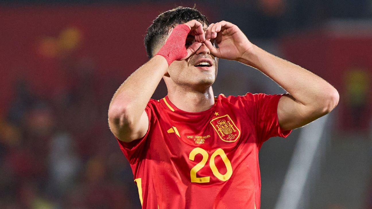 Selebrasi Pedri usai mencetak gol debutnya bersama tim nasional Spanyol (getty)