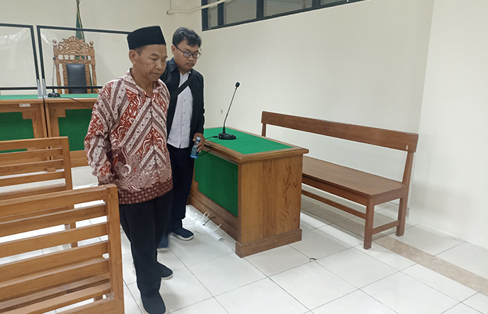 BAKAL BANDING: Terdakwa Kasidi (kiri) berbincang dengan anaknya usai pembacaan vonis di Pengadilan Tipikor HI Jogja, Senin(10/6).