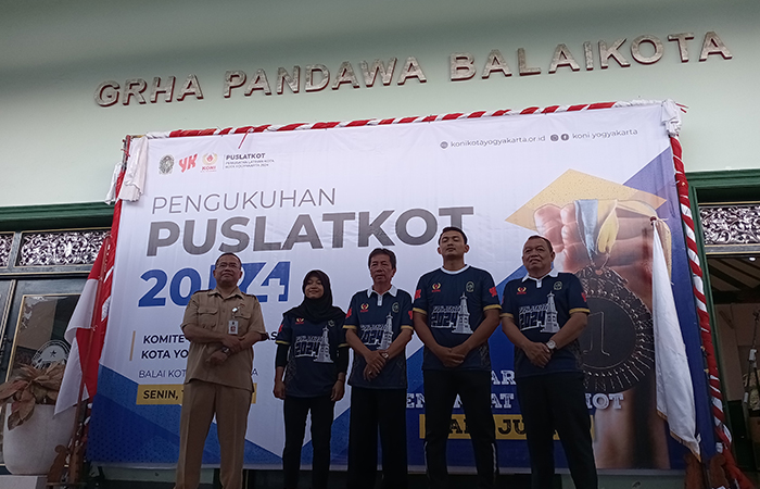 SIAP BERPRESTASI: Pengukuhan pemusatan latihan atlet kota (Puslatkot) Kota Jogja, di Balai Kota Jogja, Senin(10/6).
