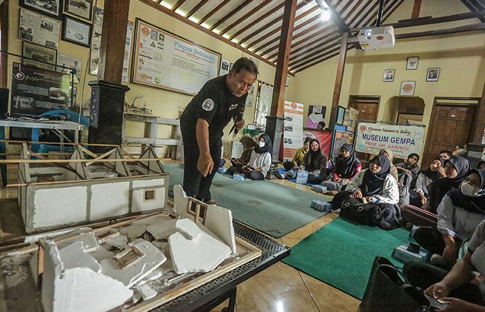 Prof. DR Sarwidi menjelaskan peralatan penelitian yang ada di museum gempa kepada peserta napak tilas di kawasan kaliurang, hargobinangun, Sleman, Senin (10/6).