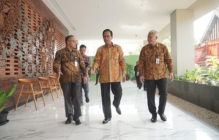 AKRAB: Gubernur DIY Hamengku Buwono X berbincang dengan Kepala OJK DIY Eko Yunianto (kanan) dan kepala OJK DIY sebelumnya, Parjiman (kiri) sebelum acara Pergantian Pemimpin di Lingkungan OJK DIY.
