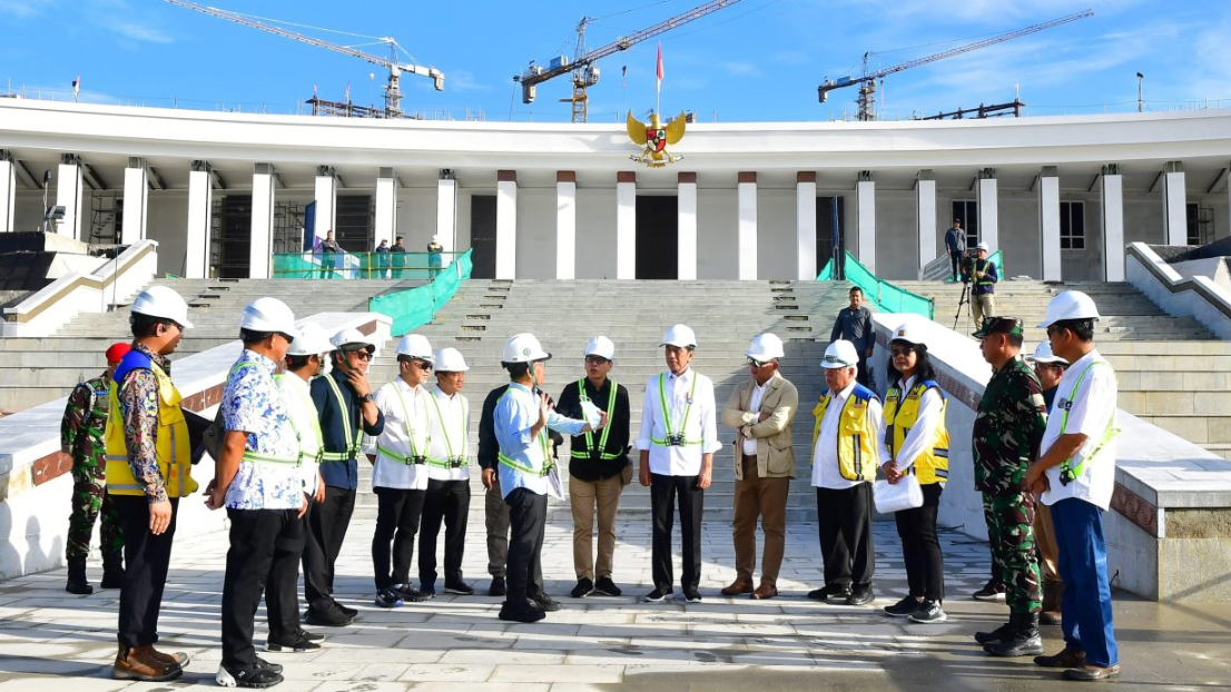 Presiden Joko Widodo meninjau langsung kesiapan lapangan upacara yang akan digunakan dalam peringatan HUT ke-79 Kemerdekaan Republik Indonesia (RI) di Kawasan IKN.
