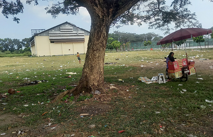 MASIH TERSISA: Serakan sampah yang terjadi di SSA pasca event salawatan belum bersih sepenuhnya karena masih ada sejumlah sampah plastik di beberapa sudut.Khairul Ma&rsquo;arif/Radar Jogja