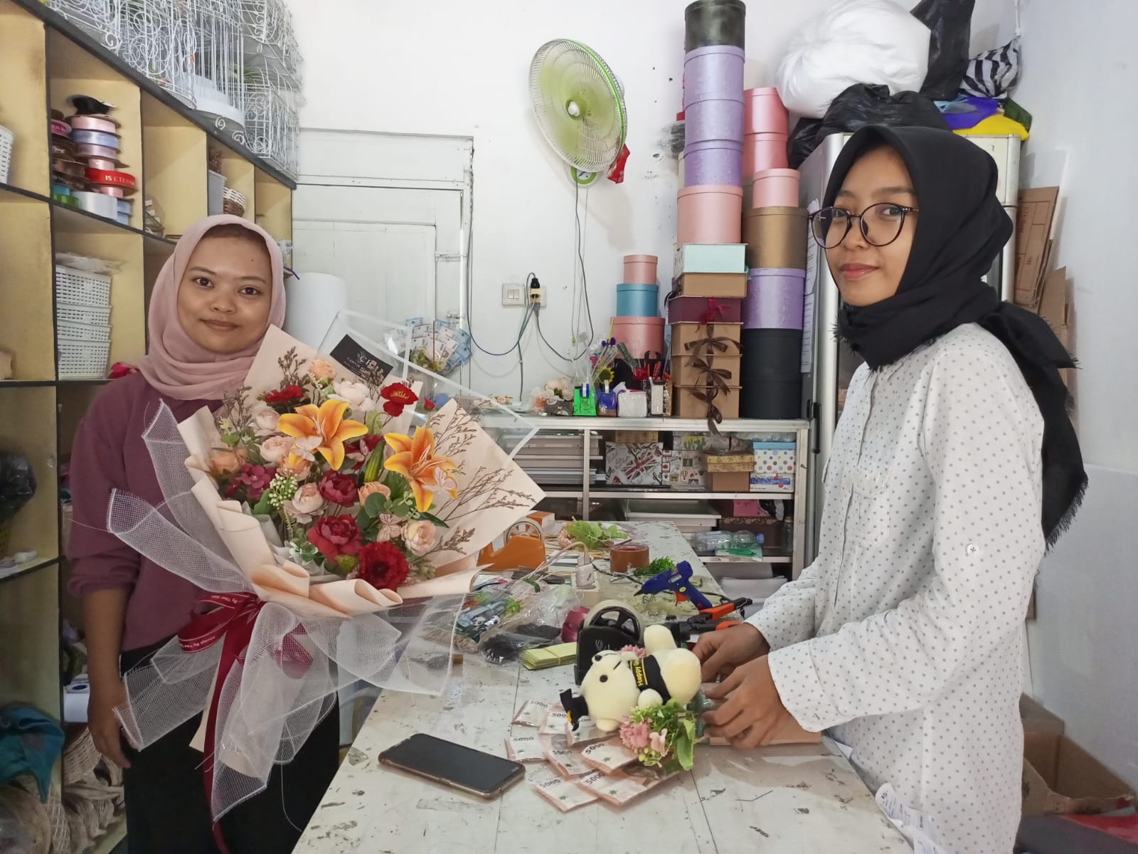 erai buket di Jalan Pramuka, Kebumen ramai pesanan pada musim kelulusan sekolah. Buket dipesan tak hanya untuk kebutuhan kelulusan SMA, tapi juga untuk kelulusan jenjang pendidikan anak usia dini.