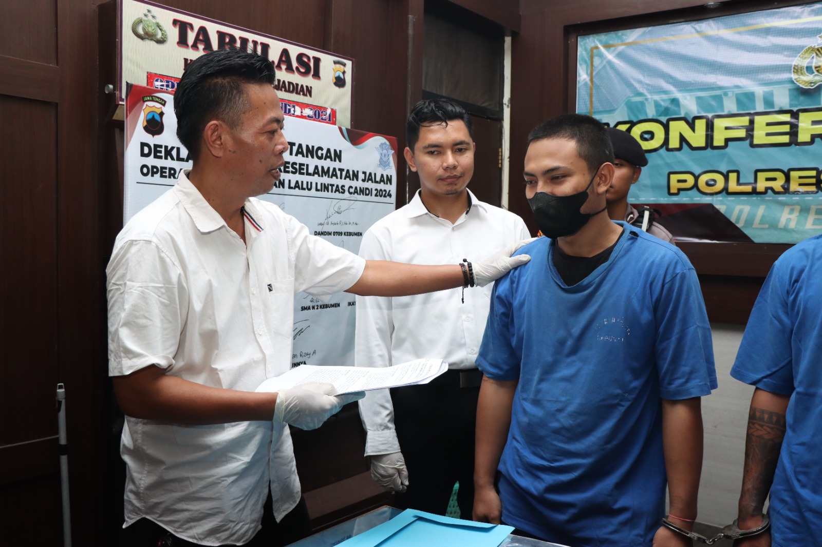PESAKITAN : Jajaran Satresnarkoba Polres Kebumen berhasil meringkus dua tersangka atas dugaan penyalahgunaan narkotika. Masyarakat diimbau untuk waspada kerena peredaran narkotika kini sudah merambah