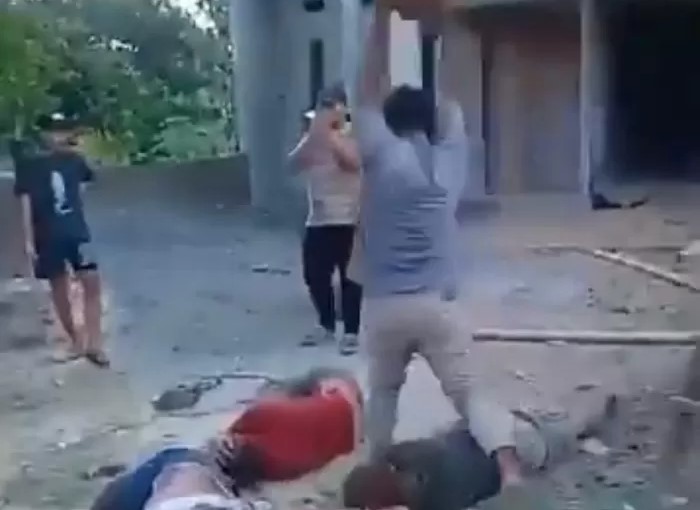 Rekaman video menunjukkan saat warga Sukolilo, Pati pengusaha rental mobil yang dikira maling (Jawa Pos)