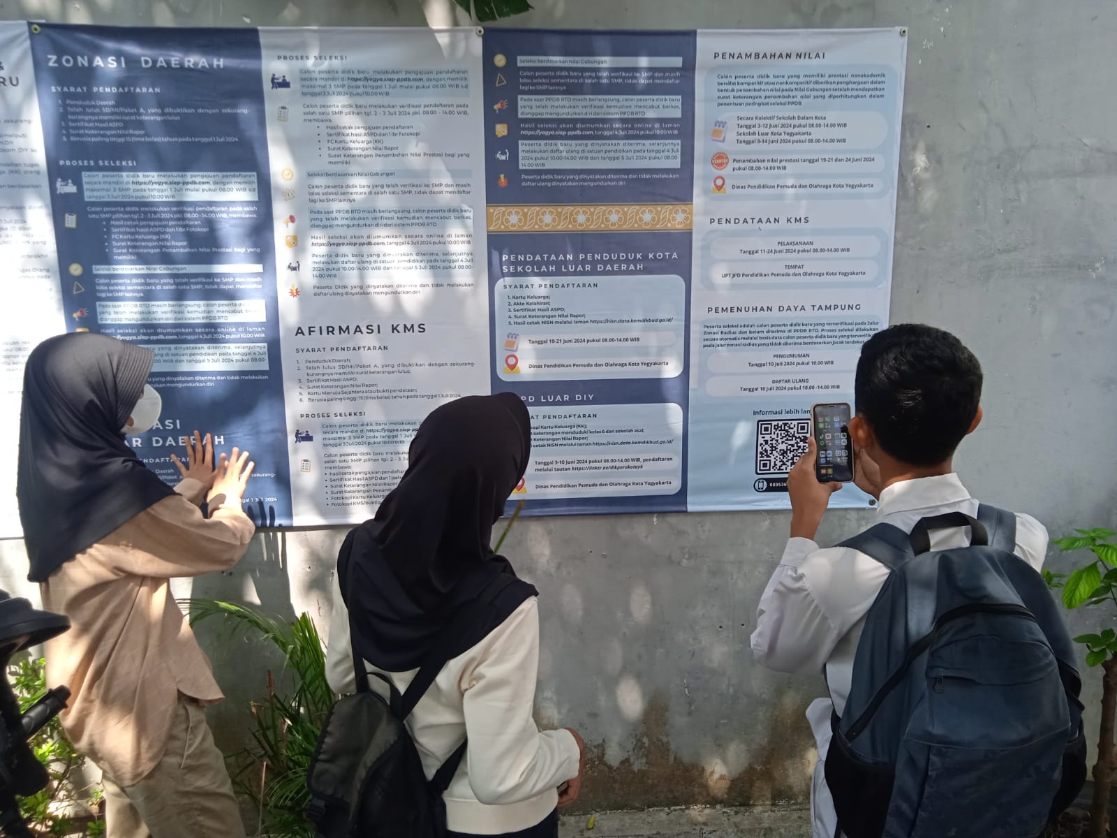Sejumlah murid mendatangi posko layanan PPDB di Dinas Pendidikan (Disdik) Kota Jogja