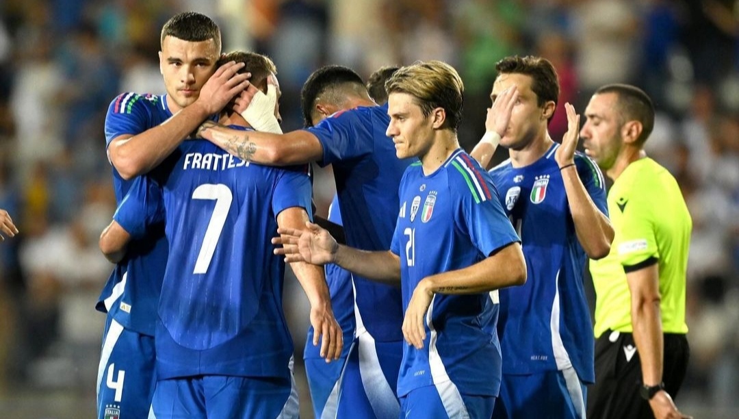 Selebrasi para penggawa Italia usai Davide Frattesi mencetak gol ke gawang Bosnia (ig azzurri)