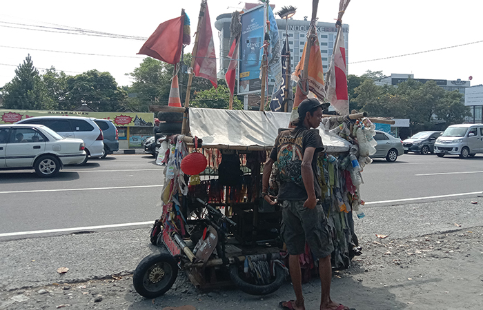 TORAJA FAVORITNYA: Dakon berkeliling Indonesia dengan Vespa ekstremnya. Sudah enam bulan ia tidak pulang ke Bekasi, Jawa Barat.Delima Purnamasari/Radar Jogja
