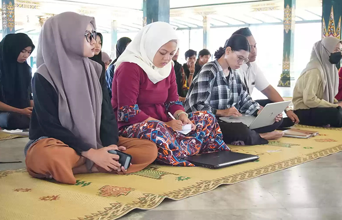 FOKUS: Mahasiswa Universitas Widya Mataram (UWM) saat mengikuti koordinasi program kerja mahasiswa untuk membangun jejaring dengan kampus lain.