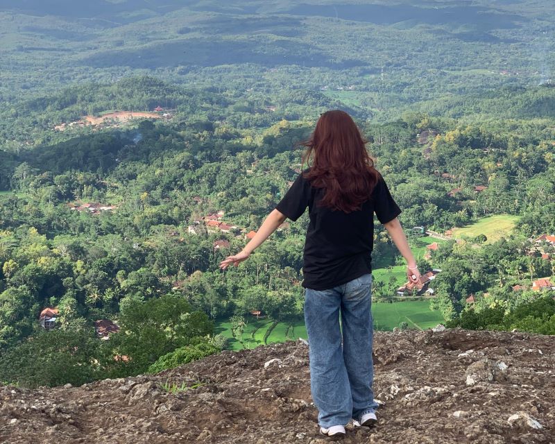 Pemandangan dari puncak Gunung Api Purba.