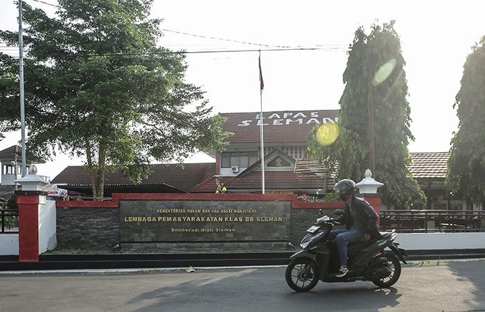 Warga melintas saat sore hari di depan lapas kelas IIB Cebongan, Sleman, (21/5).