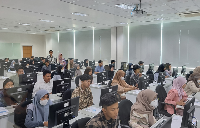 JALUR MANDIRI: Peserta yang mengikuti computer based test (CBT) untuk penerimaan mahasiswa baru UGM jalur mandiri Selasa (11/6).