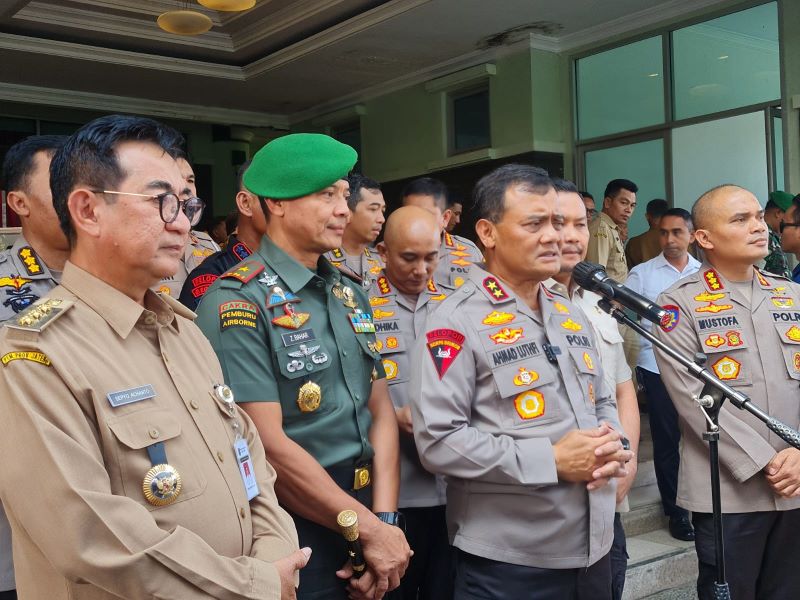 PAPARAN: Kapolda Jateng didampingi jajarannya saat memberikan keterangan kepada awak media usai menggelar apel tiga pilar di gedung AH Nasution, Kota Magelang, Selasa (11/6/2024).