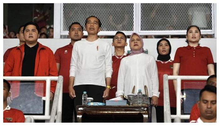Bapak Presiden Joko Widodo sedang menonton pertandingan.