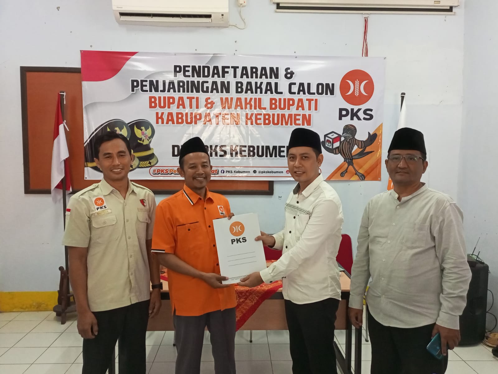 KONTESTASI : Delegasi Zaeni Miftah mengembalikan formulir pendaftaran bakal calon wakil bupati (bacawabup) ke jajaran pengurus DPD PKS Kebumen.